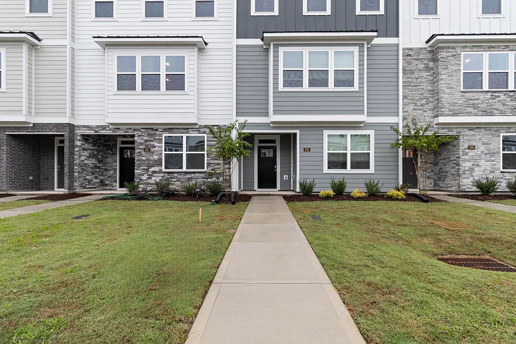 4 bed, 1998 sqft, $1,900 — Photo 2