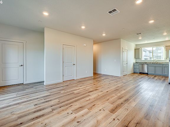 5th image of 152 Loganberry Ct