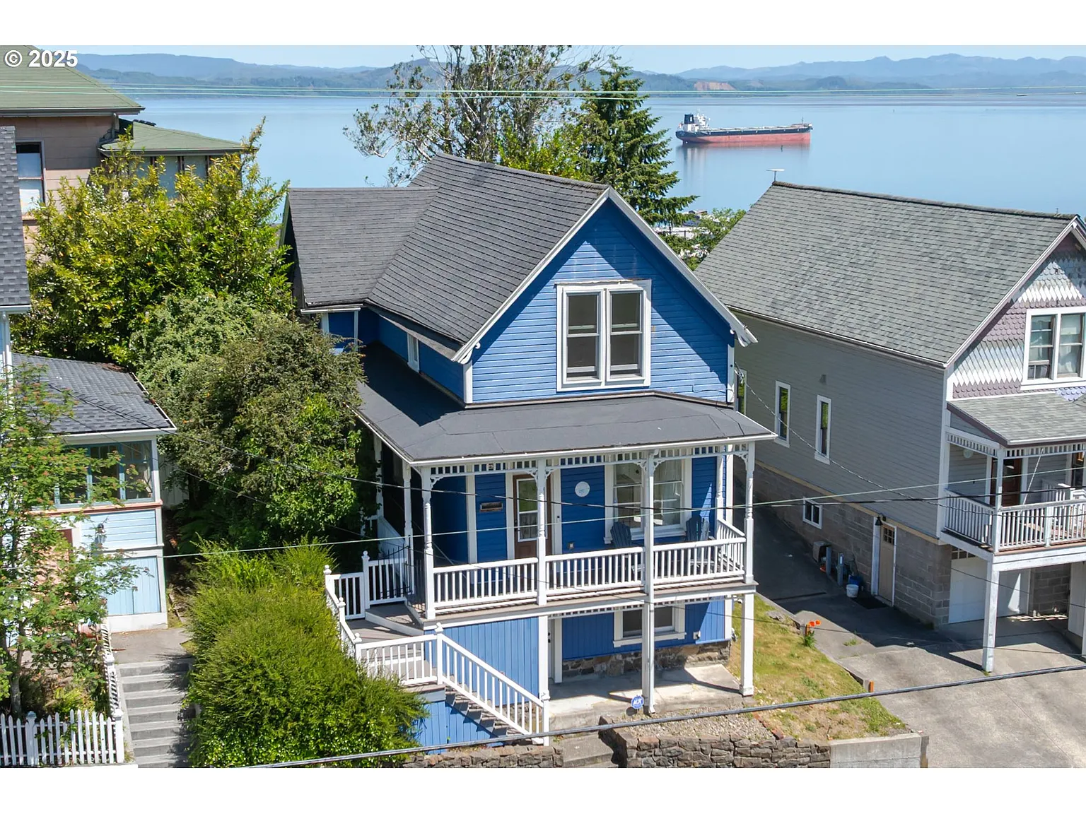 842 Irving Ave photo 1