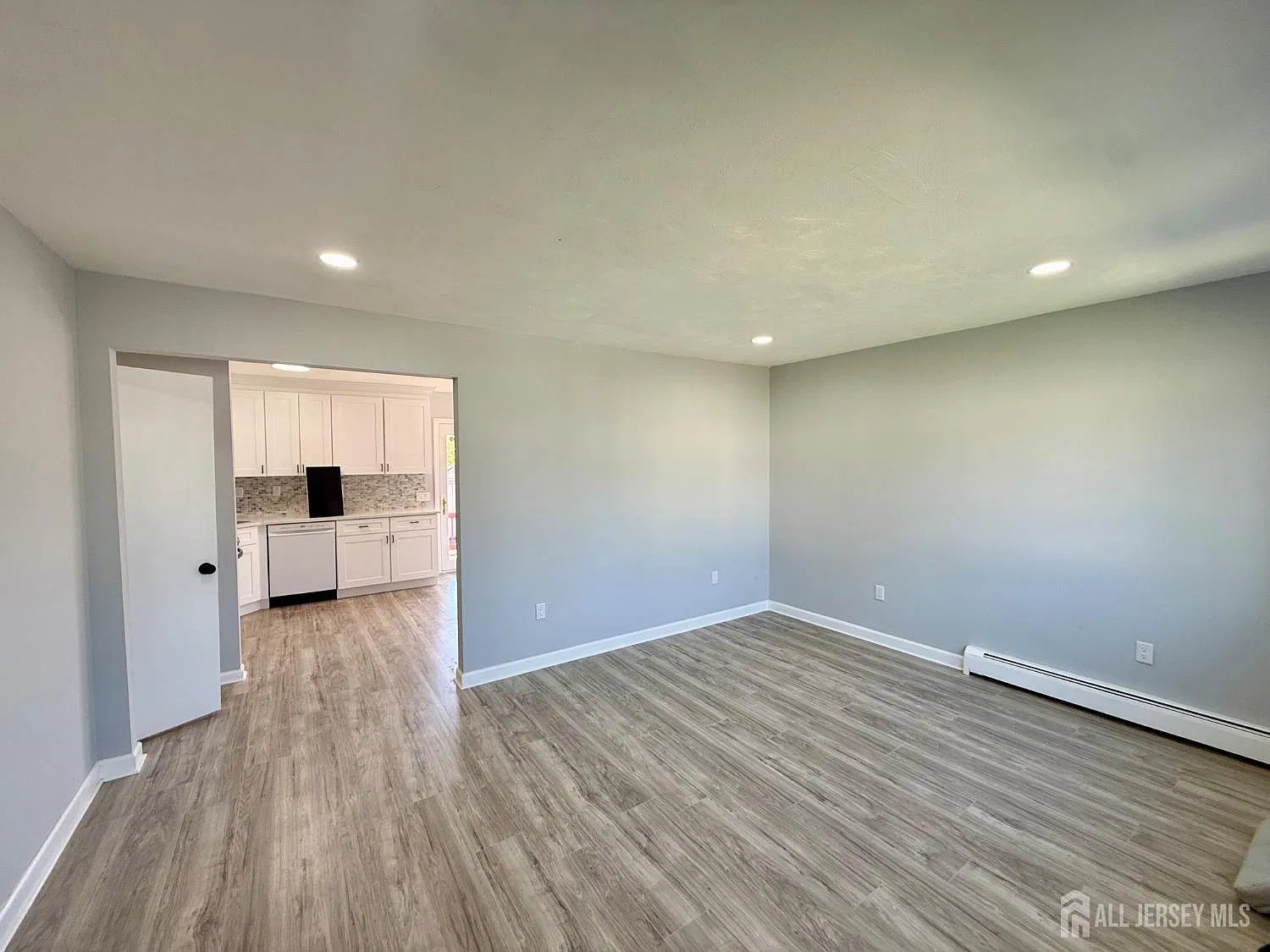 5 bed, 3.0 bath, 2136 sqft, $4,500 — Photo 2