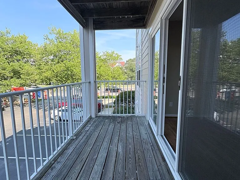 2204 Lesner Cres #200 — Photo 34