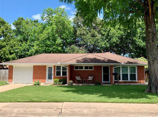 219 Chestnut St, Lake Jackson, TX 77566