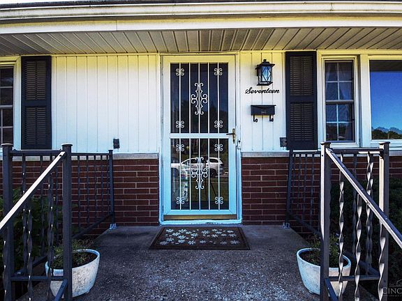 4th image of 17 Carol Ct