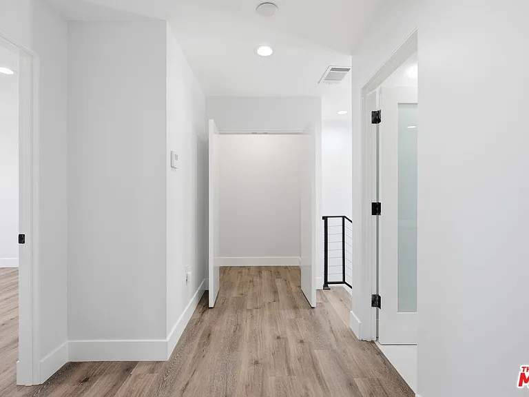 11611 Burbank Blvd — Photo 10