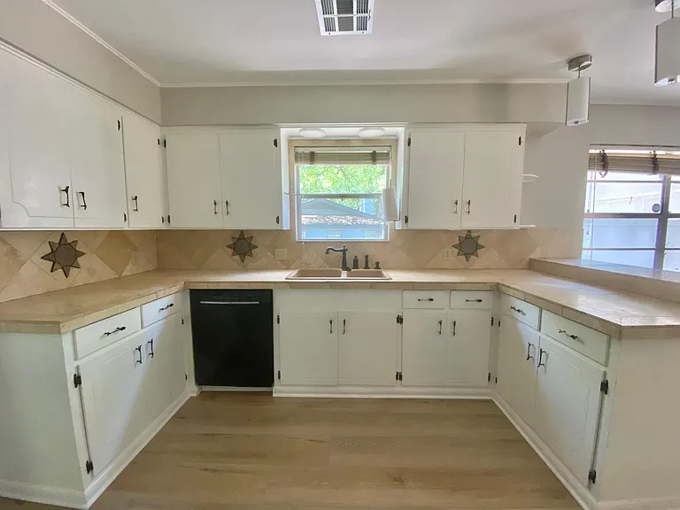 8708 Azalea Trl — Photo 13