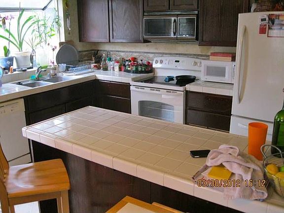 Kitchen w/Breakfast Bar