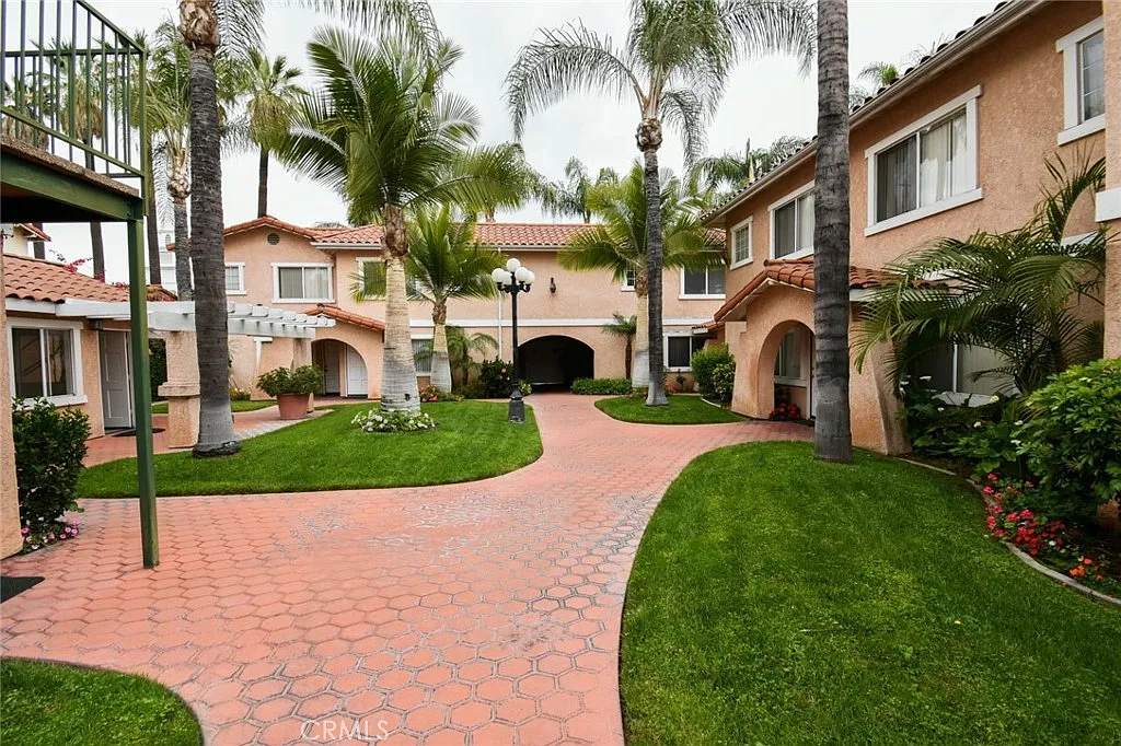 2 bed, 1.5 bath, 950 sqft, $2,695 — Photo 2