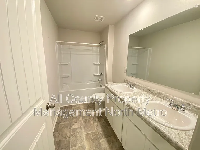 102 Oaktree St — Photo 9