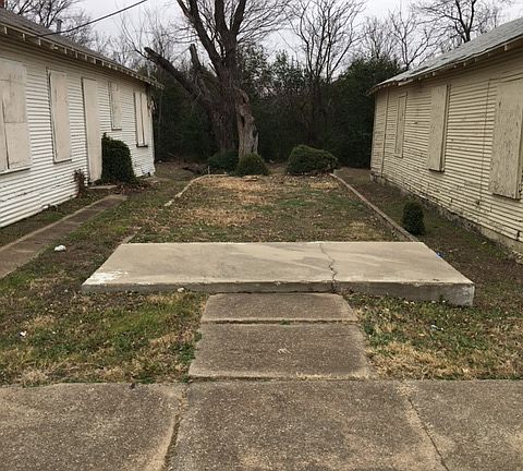 4th image of 1023 E Magnolia Ave