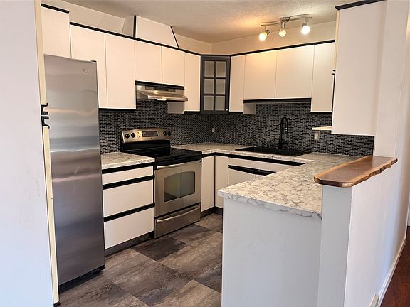 3rd image of 881 Evergreen Pl