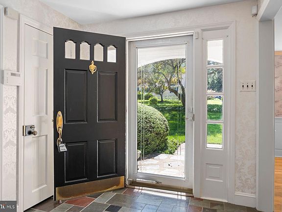 3rd image of 1006 Buckingham Way