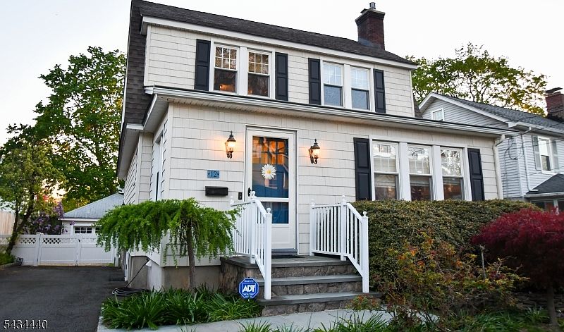 1st image of 12 Van Dyke Pl