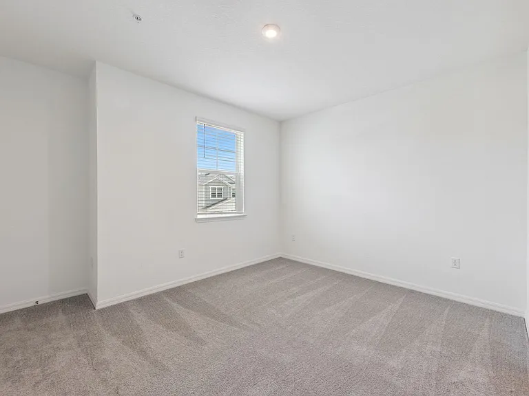 523 Orient Ave — Photo 9