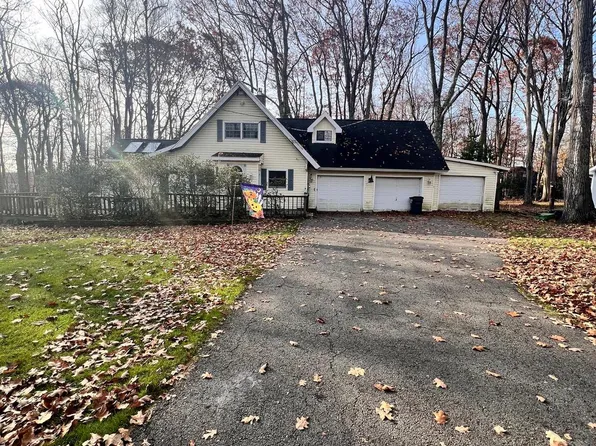 210 Locust Ln, Tobyhanna, PA 18466