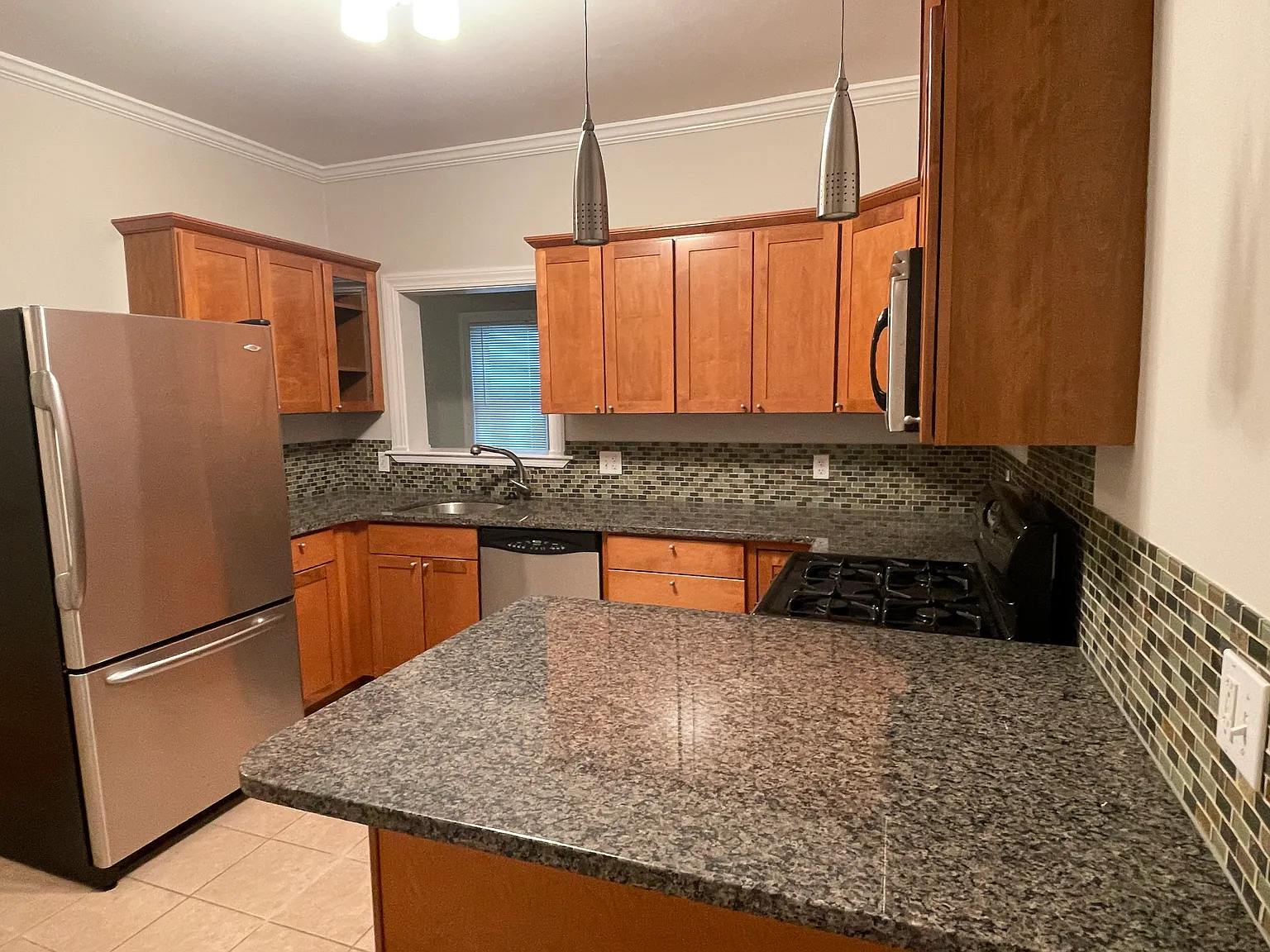 4 bed, 2000 sqft, $7,600 — Photo 1