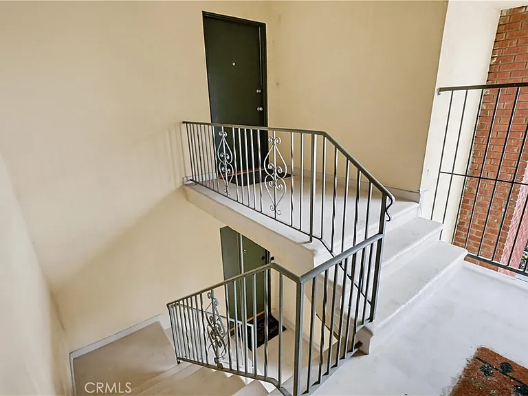 312 Raymondale Dr — Photo 3