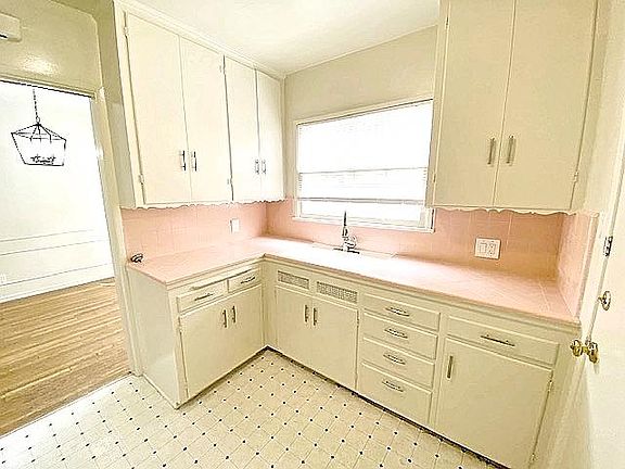 3rd image of 847 Euclid St APT B