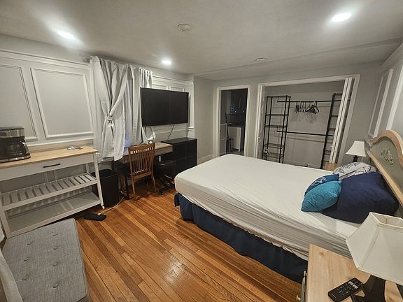 4th image of 107 Rockwell St