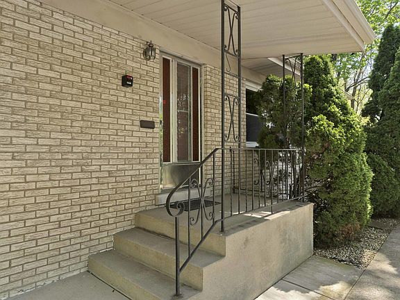 3rd image of 322 W Holly Ct
