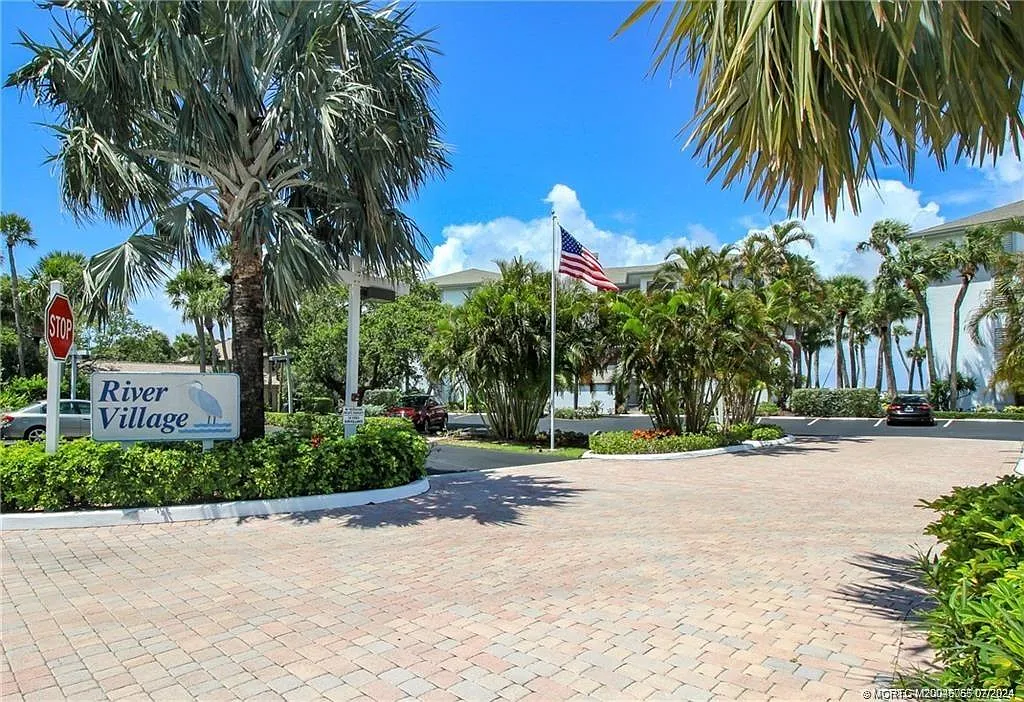 2 bed, 2.0 bath, 970 sqft, $2,500 — Photo 2