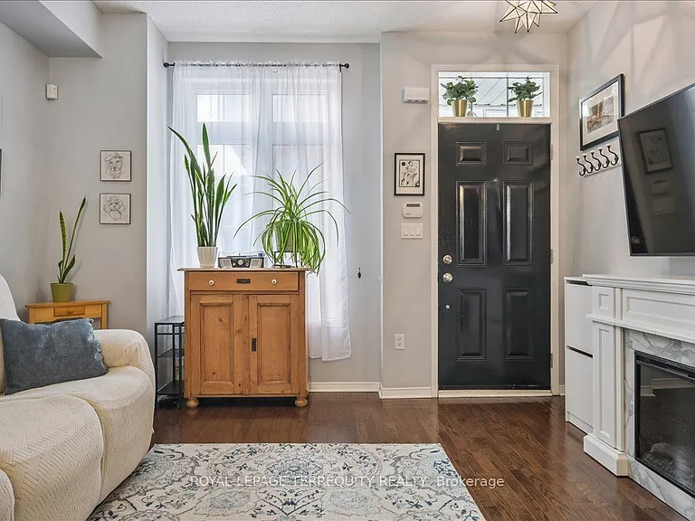 101 The Queensway #Townhouse 2 — Photo 4