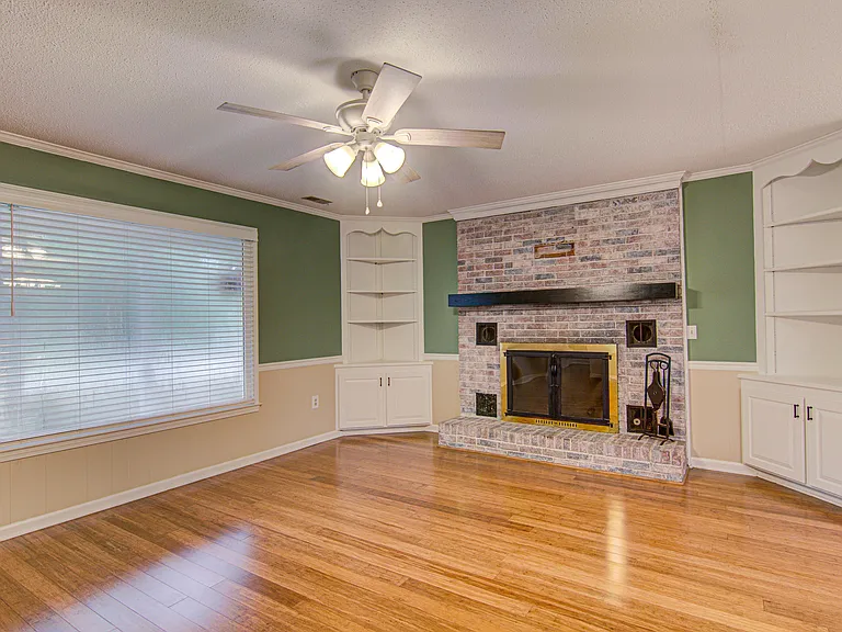 2315 Treetop Ln — Photo 6