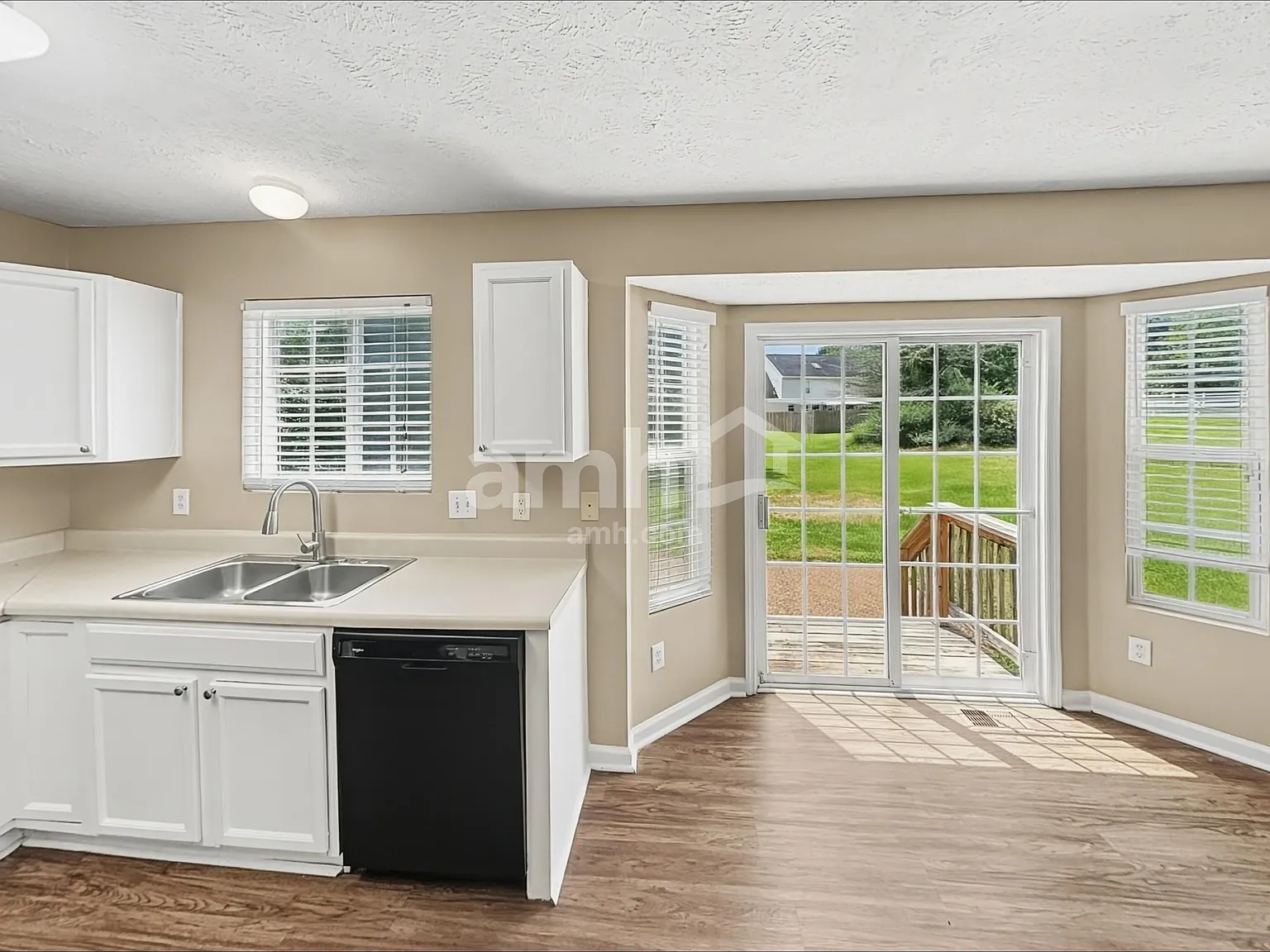3 bed, 2.5 bath, 2016 sqft, $2,295 — Photo 3