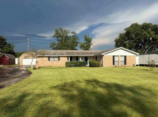 305 Neel Ave, Rose Hill Acres, TX 77657