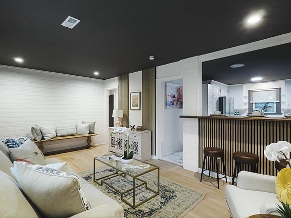 4th image of 2632 Ridgewood Ave