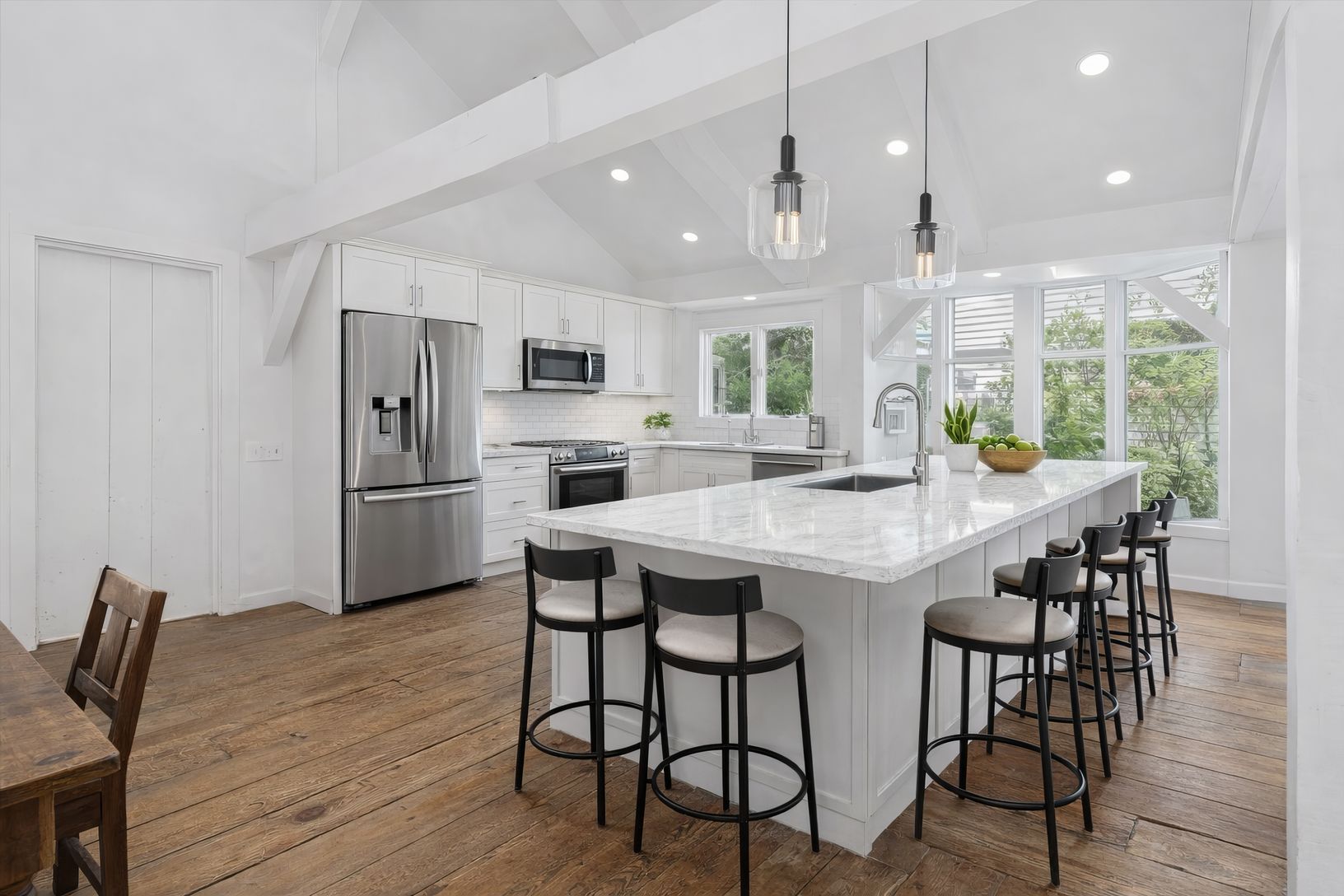  Kitchen (Virtually Staged)