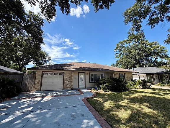3rd image of 2106 Woodcrest Dr