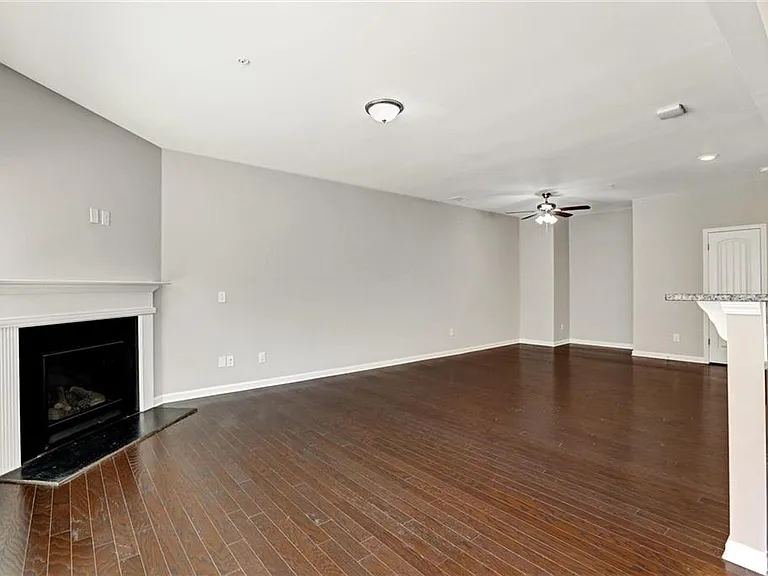 1237 Foxcroft Ln E — Photo 10
