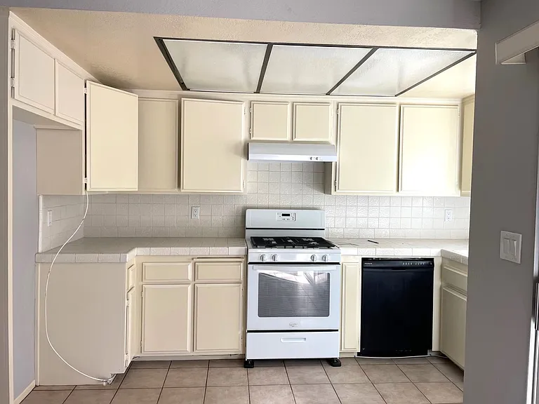 1042 W 9th St — Photo 9
