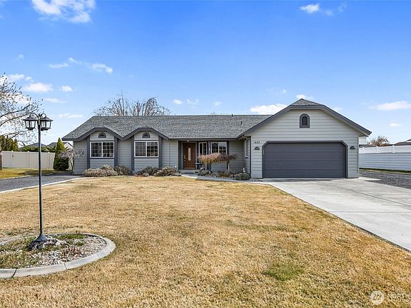 2nd image of 1653 Jennifer Lane NE