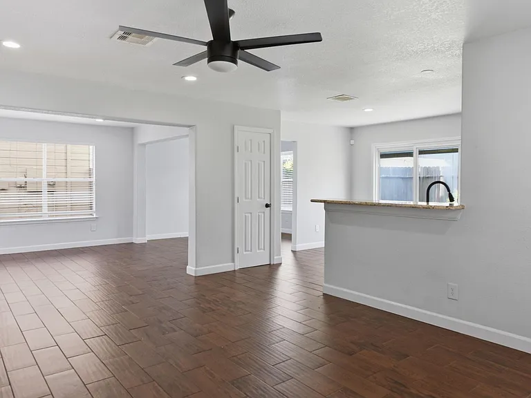 11710 Fossil Rock Ln — Photo 15