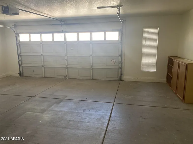 525 W Candlewood Ln — Photo 4
