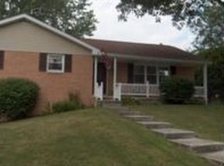 8 Westbrook Dr, Akron, PA 17501