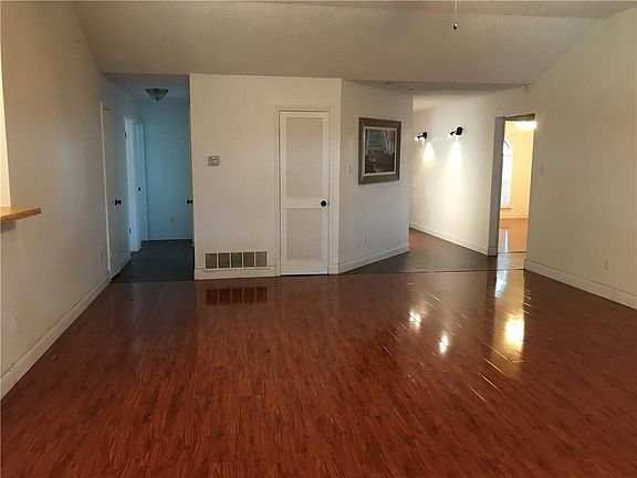 3rd image of 242 E Bancroft Dr
