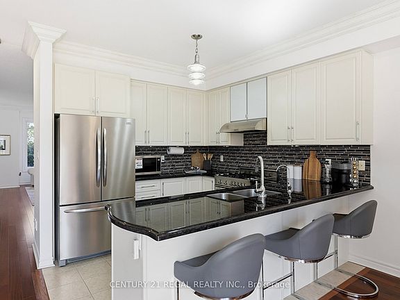 4th image of 10461 Woodbine Ave