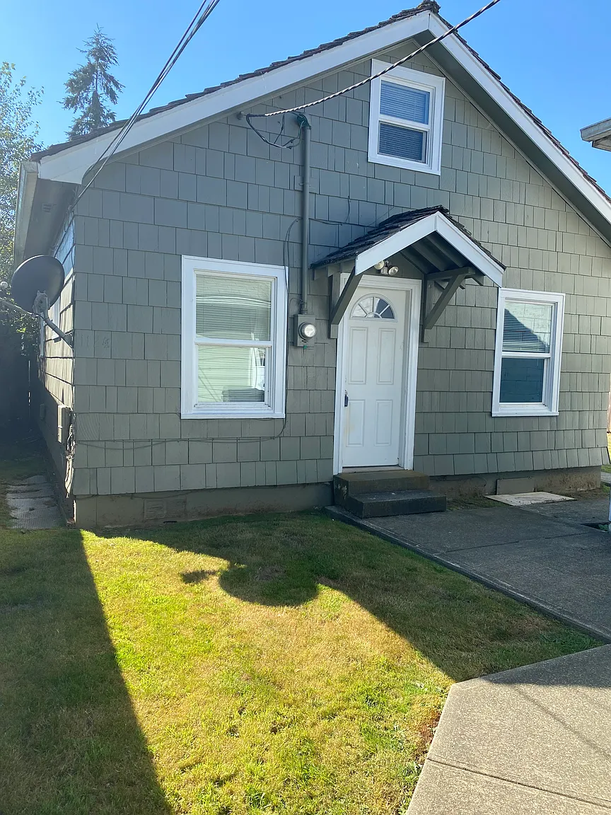 112 1/2 M St photo 1