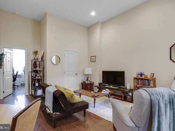 3rd image of 1631 W Girard Ave #1