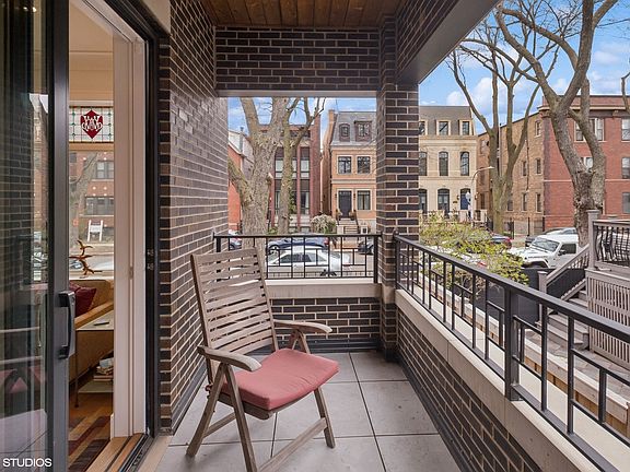 4th image of 1511 W Byron St #1