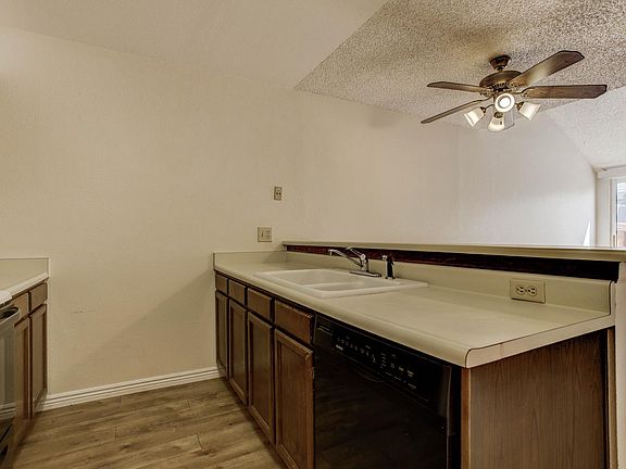 Kitchen with breakfast bar