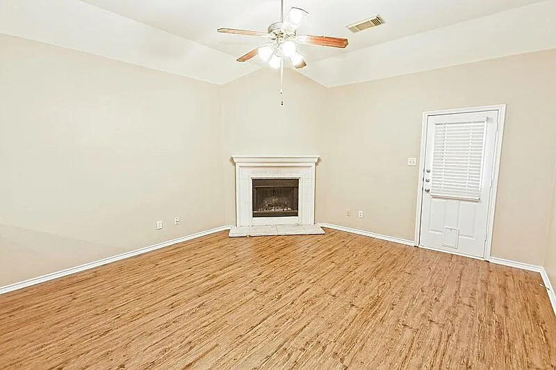 4 bed, 2.0 bath, 2247 sqft, $2,345 — Photo 3