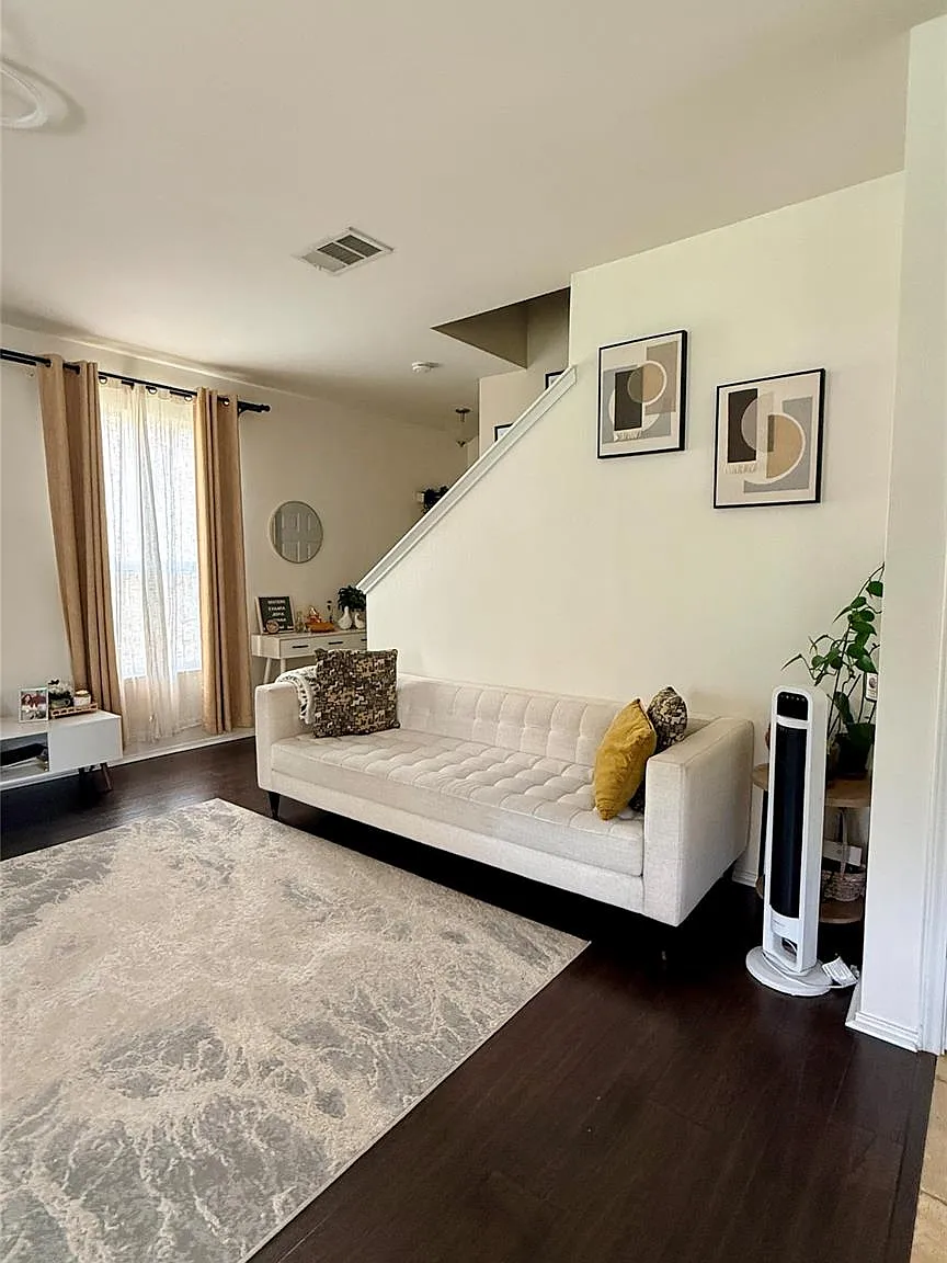 3 bed, 2.5 bath, 1652 sqft, $2,200 — Photo 4