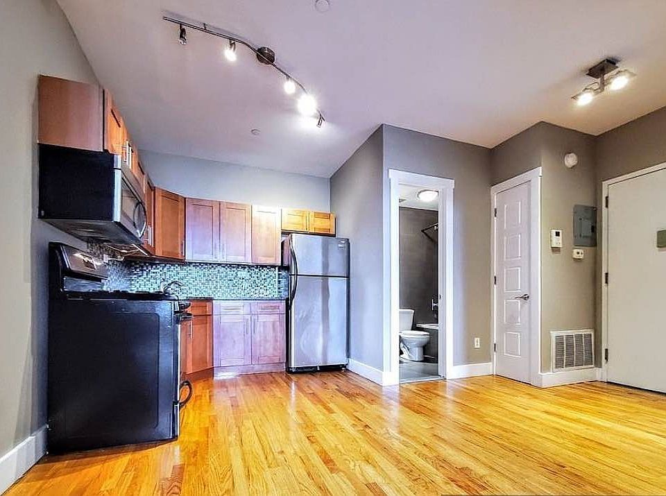 1st image of 124 Manhattan Ave #4R