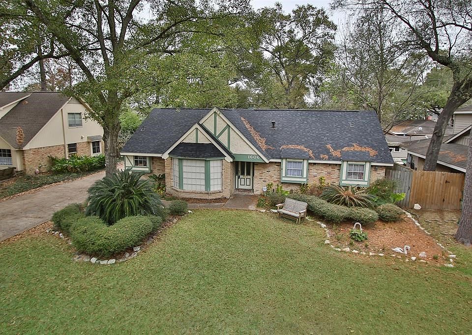 Welcome Home to 1606 Lehman St. located in the wooded community of Ella Lee Forest.