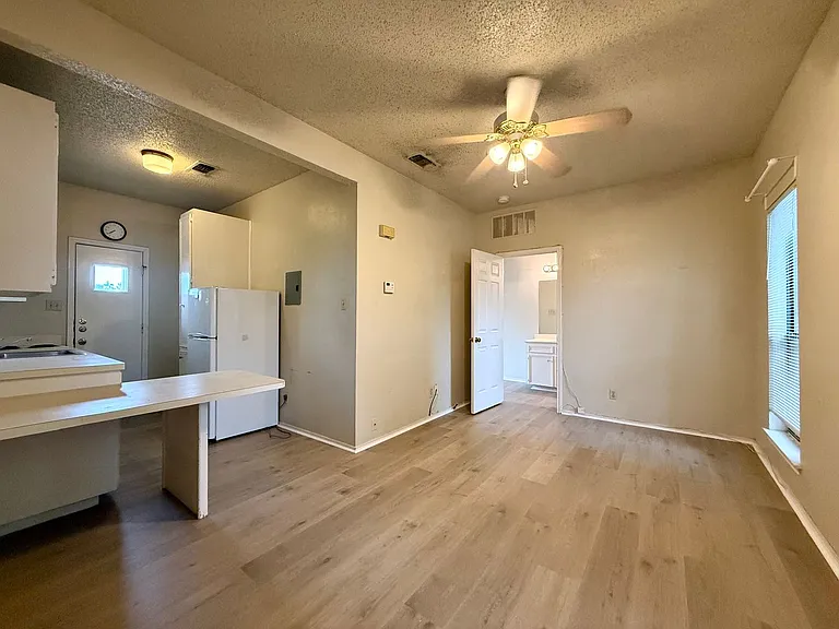 4401 Speedway #305 — Photo 3