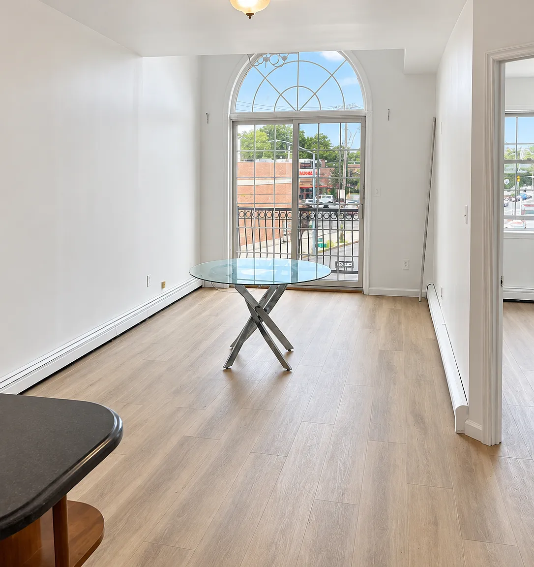 3 bed, 1000 sqft, $3,400 — Photo 1