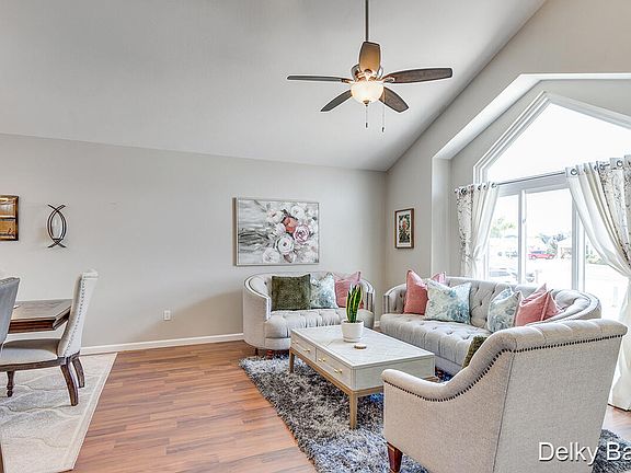 5th image of 415 Summer Cir SE